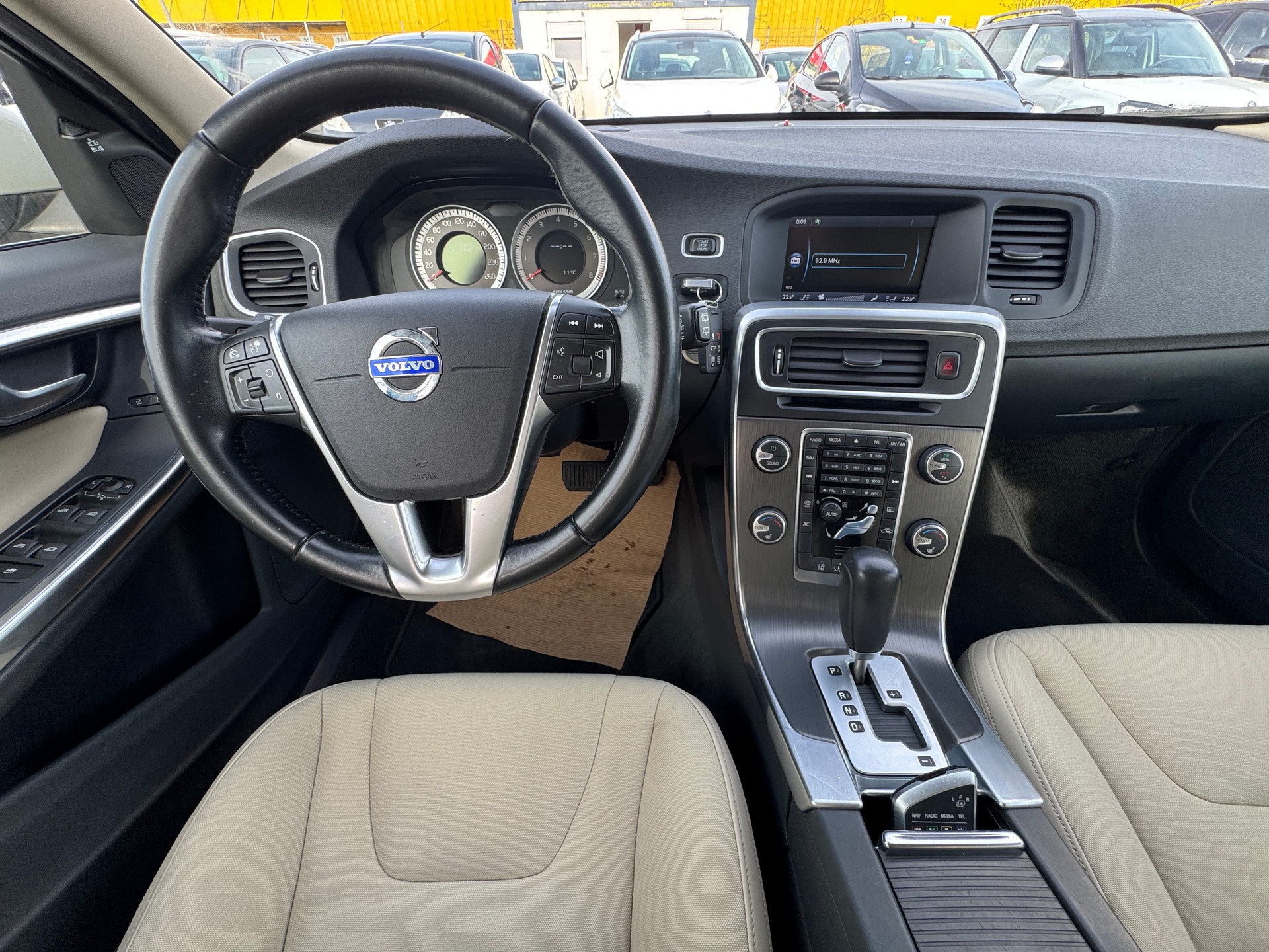 VOLVO V60 T4 Momentum Powershift-image-6