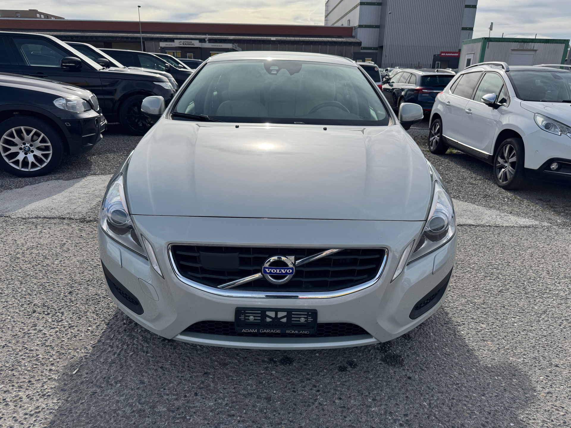 VOLVO V60 T4 Momentum Powershift-image-0