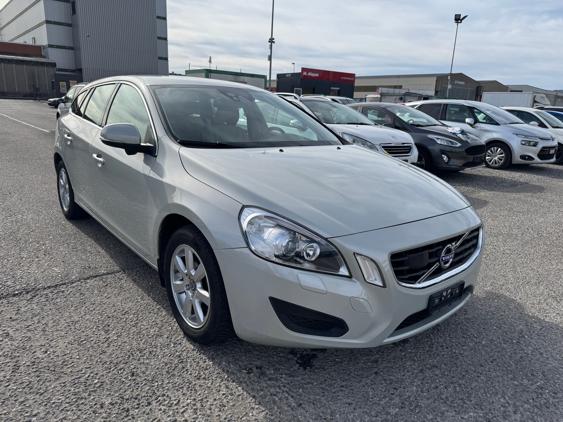 VOLVO V60 T4 Momentum Powershift-image-2