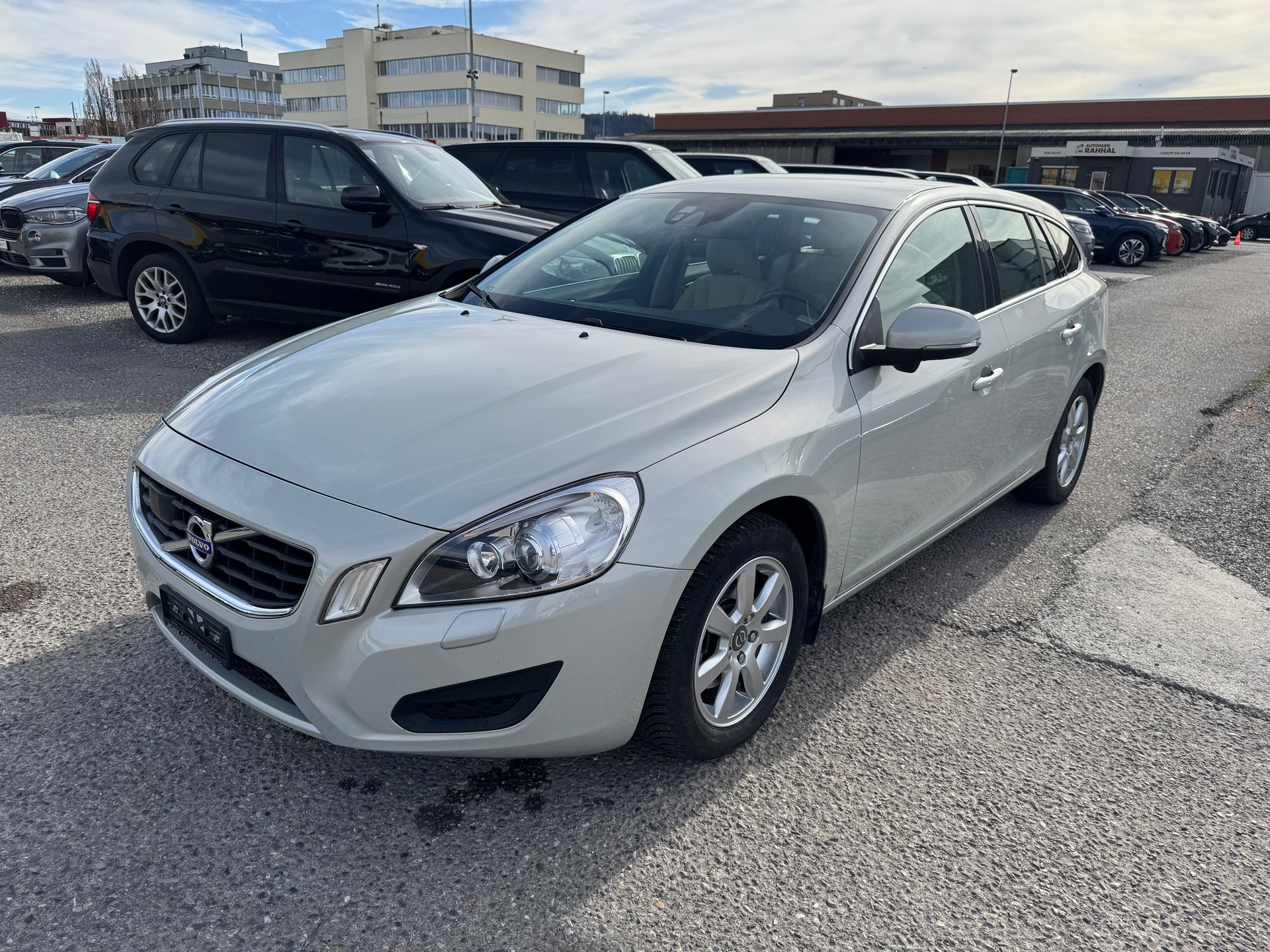 VOLVO V60 T4 Momentum Powershift-image-1
