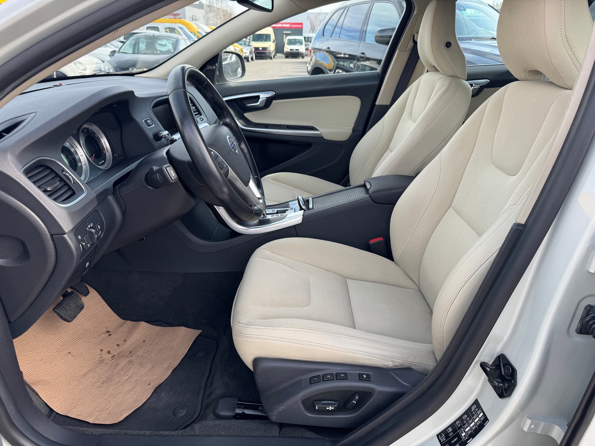 VOLVO V60 T4 Momentum Powershift-image-8