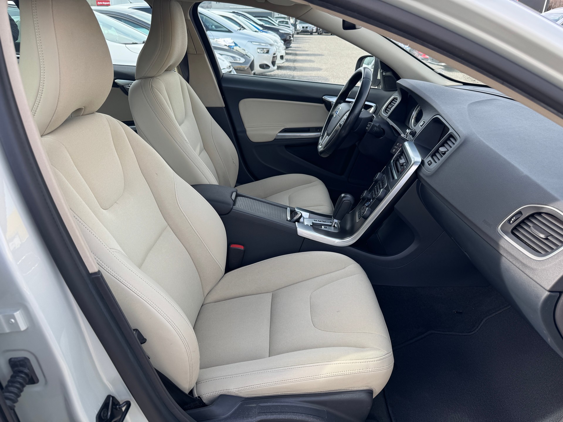 VOLVO V60 T4 Momentum Powershift-image-10