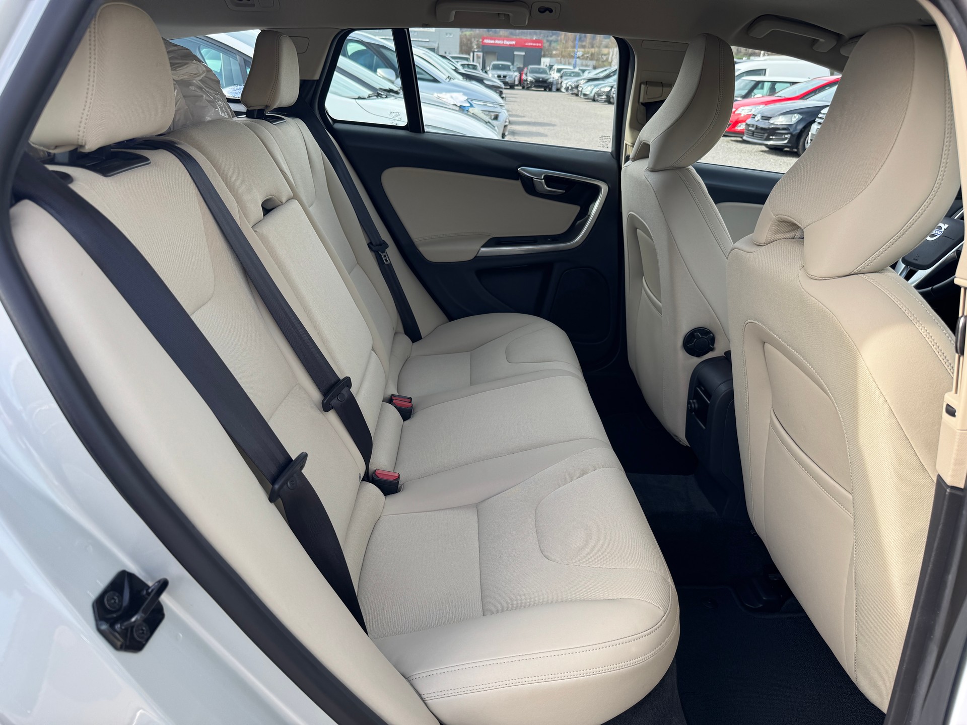 VOLVO V60 T4 Momentum Powershift-image-11