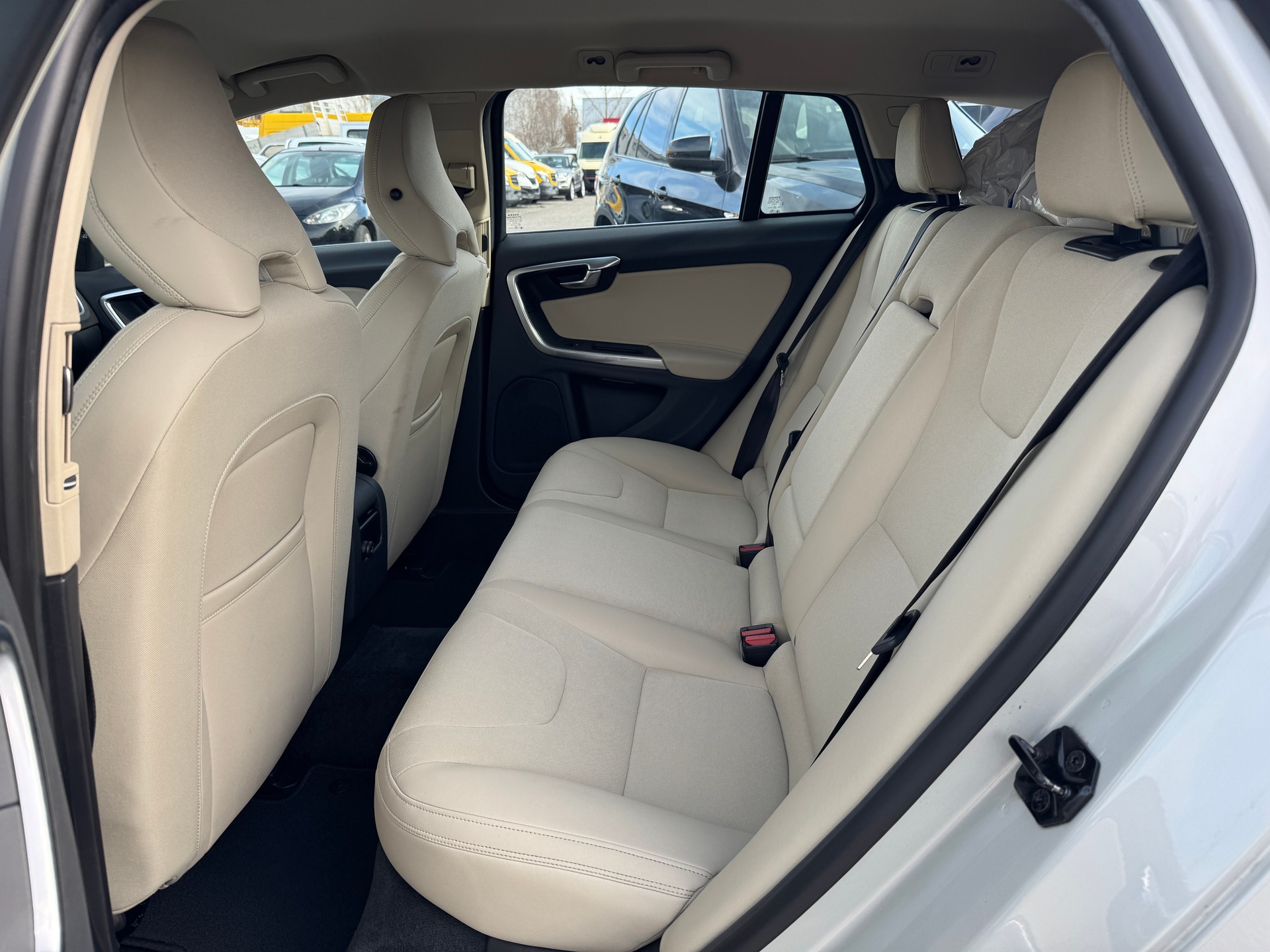 VOLVO V60 T4 Momentum Powershift-image-9