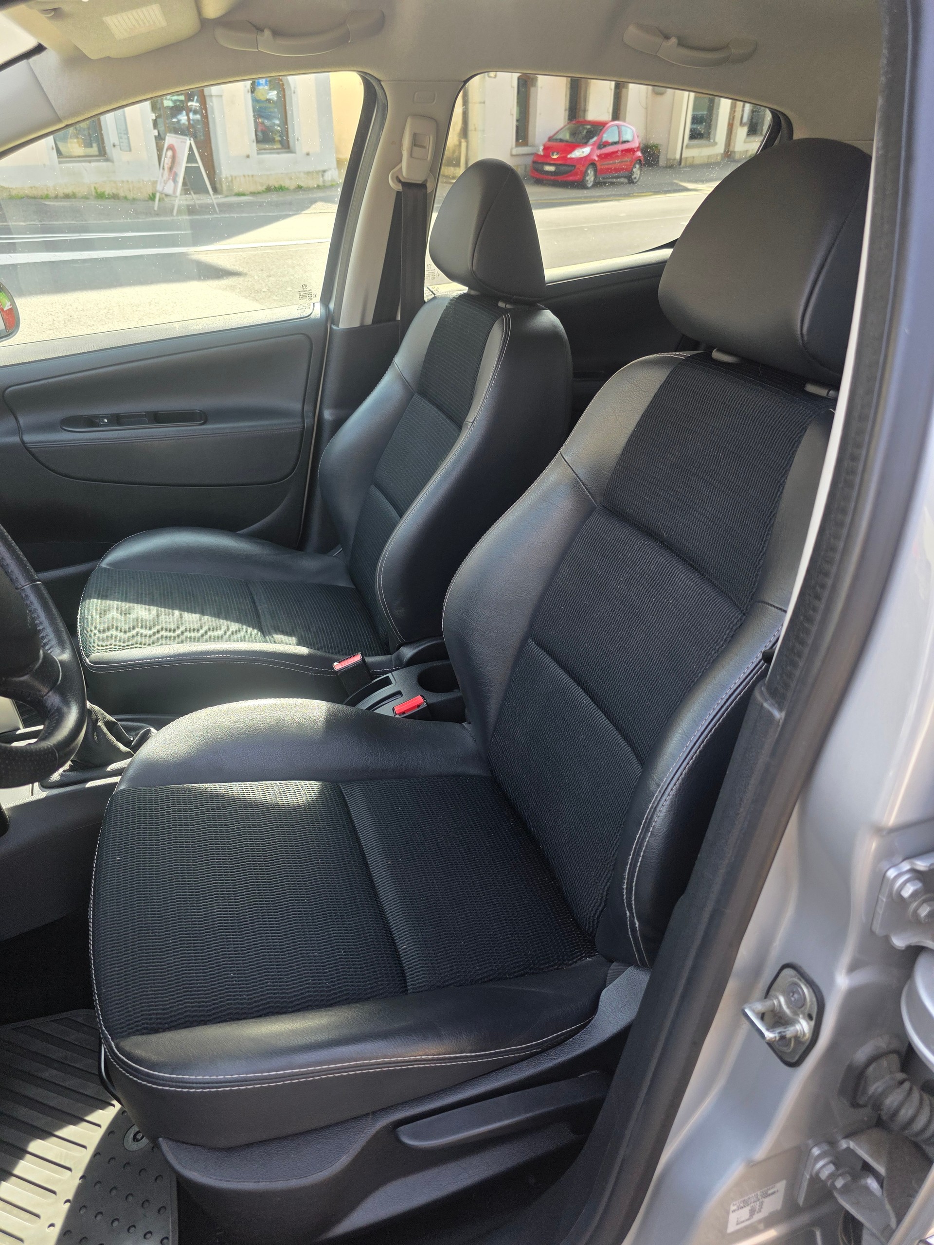 PEUGEOT 207 1.6 16V Allure-image-8