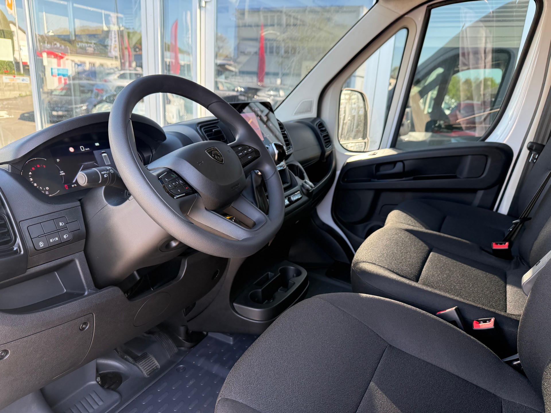 PEUGEOT Boxer 2.2 HDI 335 L2H2 EAT8-image-10