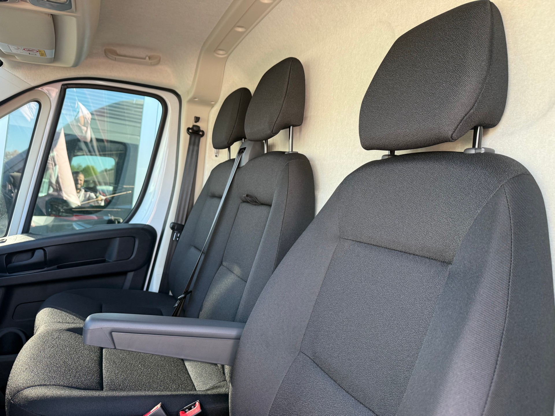 PEUGEOT Boxer 2.2 HDI 335 L2H2 EAT8-image-9
