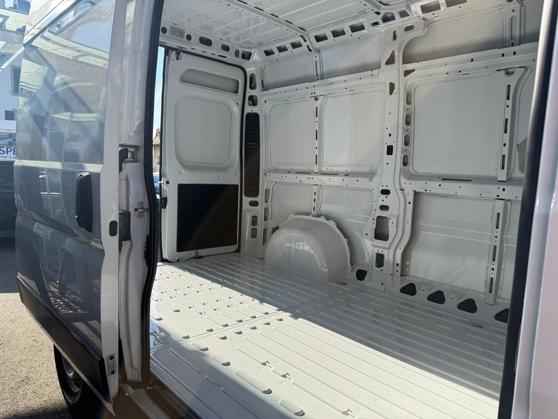 PEUGEOT Boxer 2.2 HDI 335 L2H2 EAT8-image-8