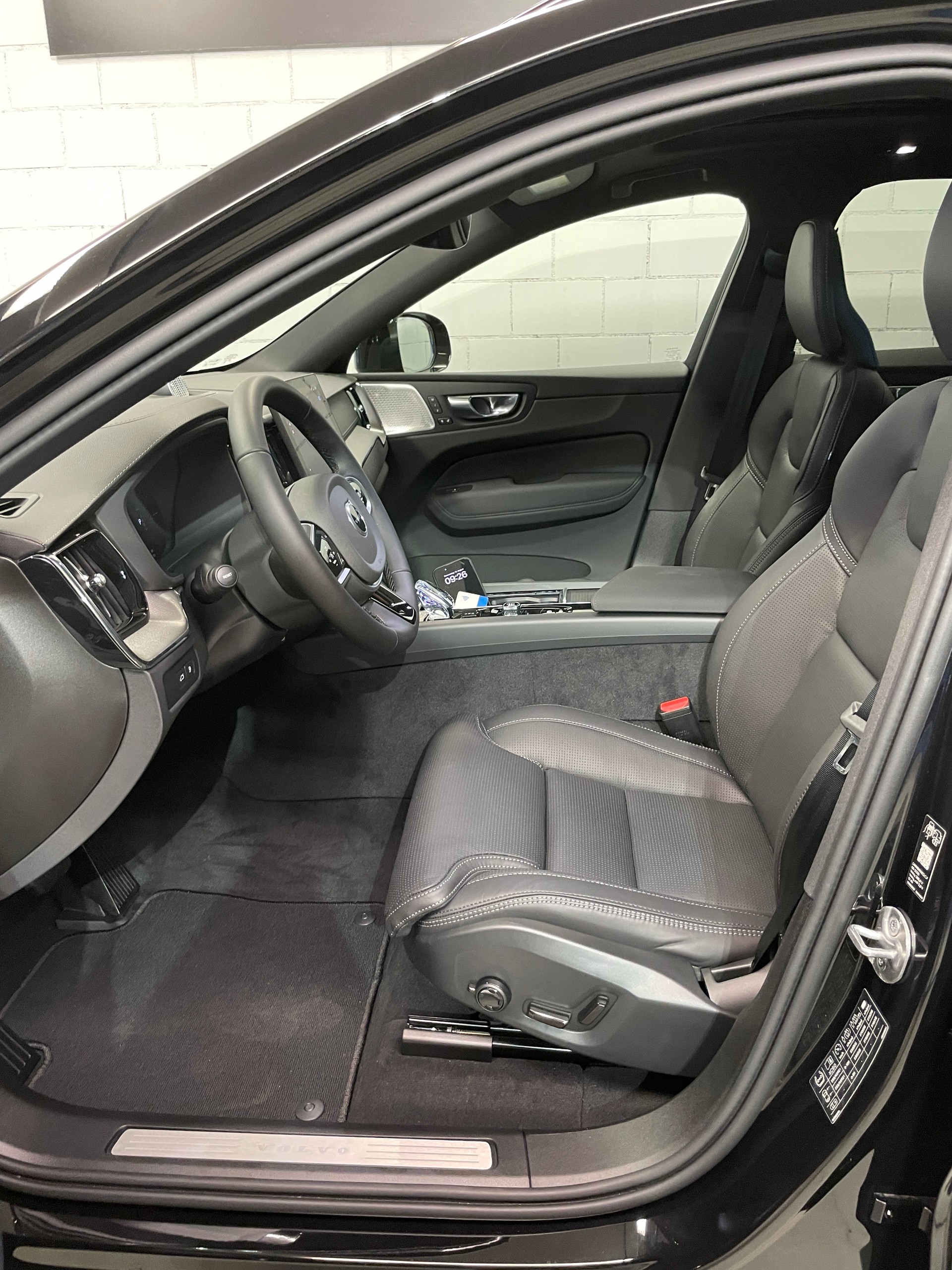 VOLVO VOLVO XC60 T6 eAWD PluginHybrid Ultra Dark Geartronic (Modell 2026)-image-6