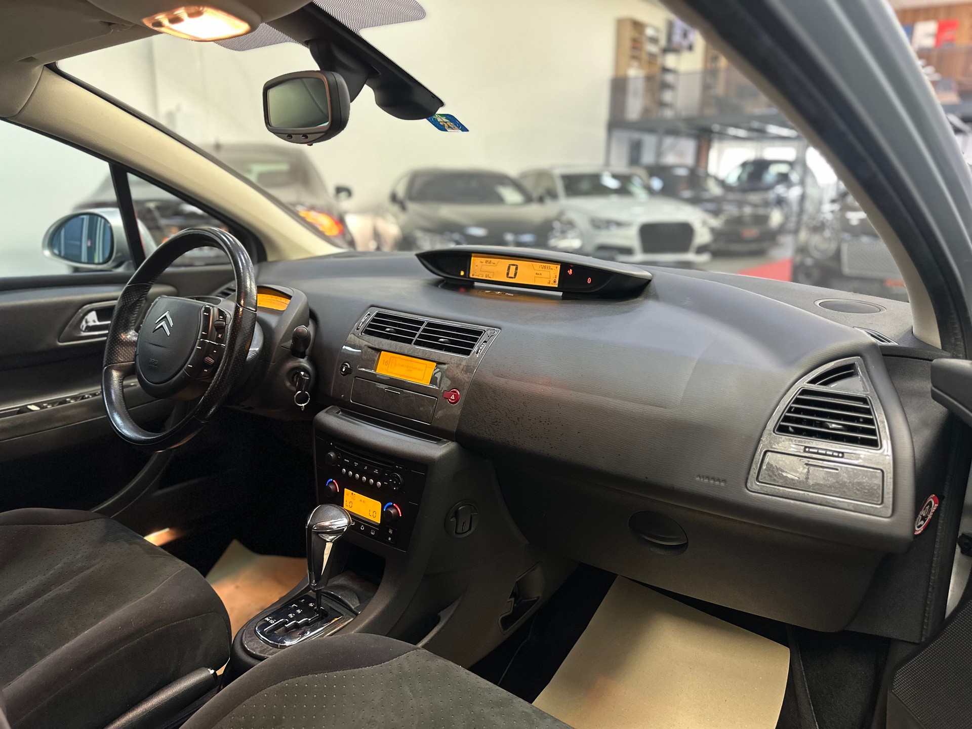 CITROEN C4 Berline 2.0i 16V VTR Automatic-image-12
