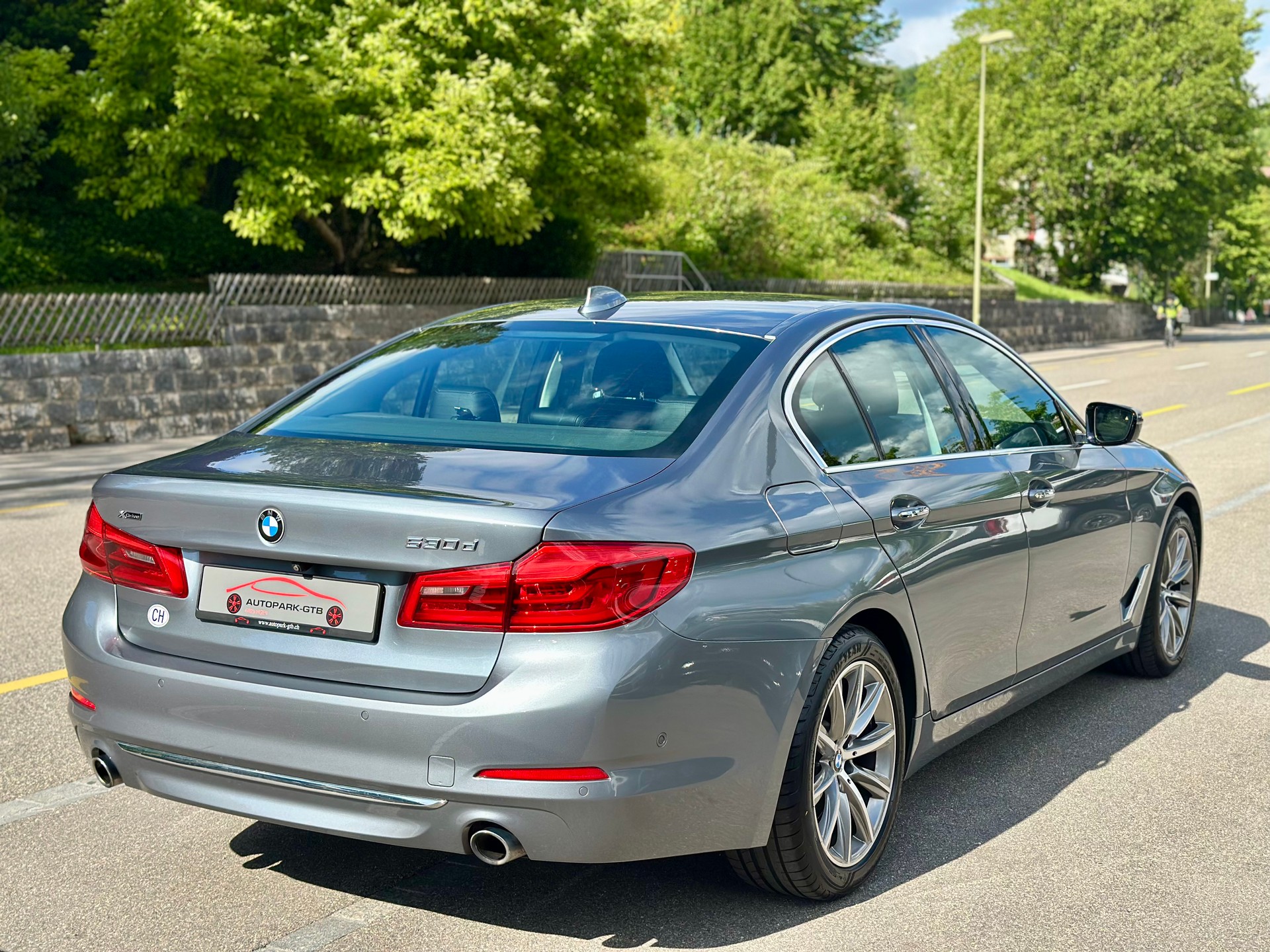 BMW 530d xDrive Luxury Line Steptronic-image-4