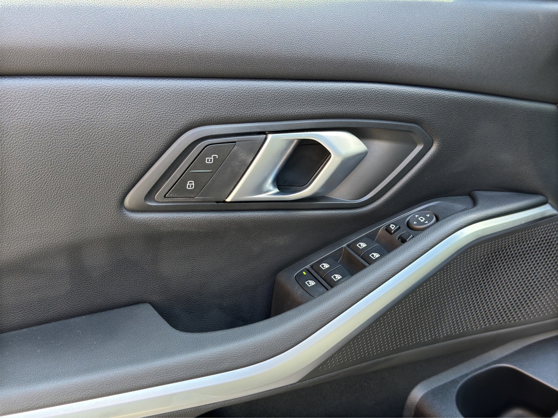 BMW 320i xDrive Steptronic M Sport-image-8