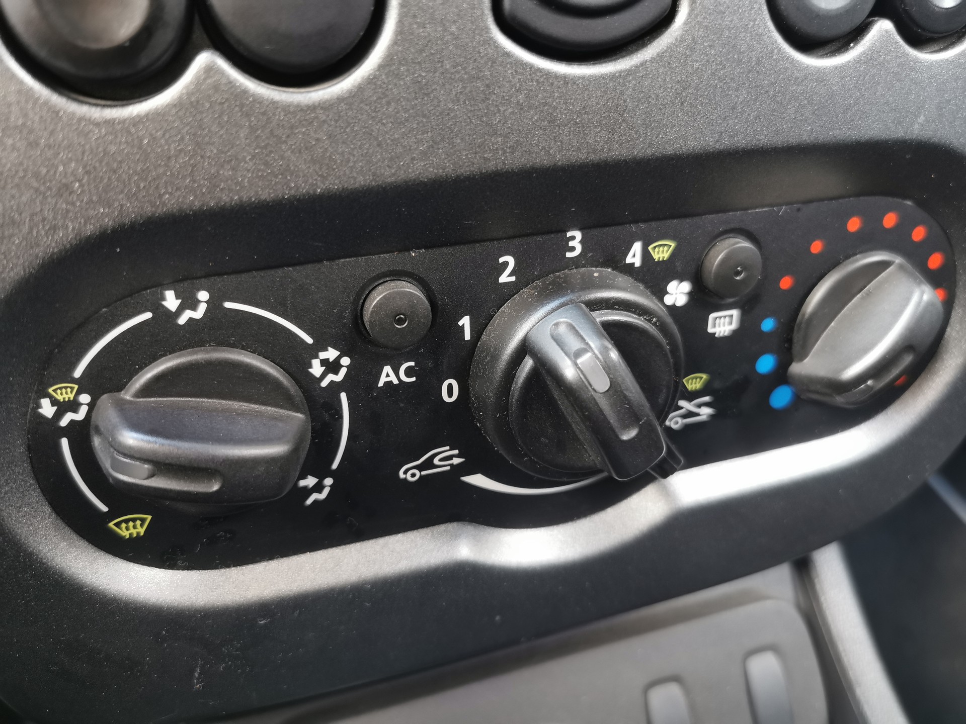 DACIA Duster 1.6 Ambiance 4x4-image-8