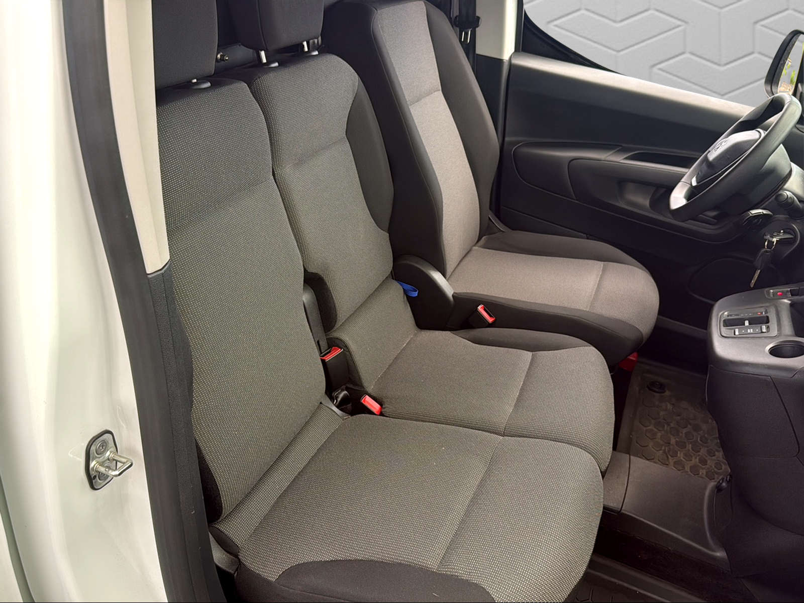PEUGEOT e-Partner 50kWh Pro-image-12