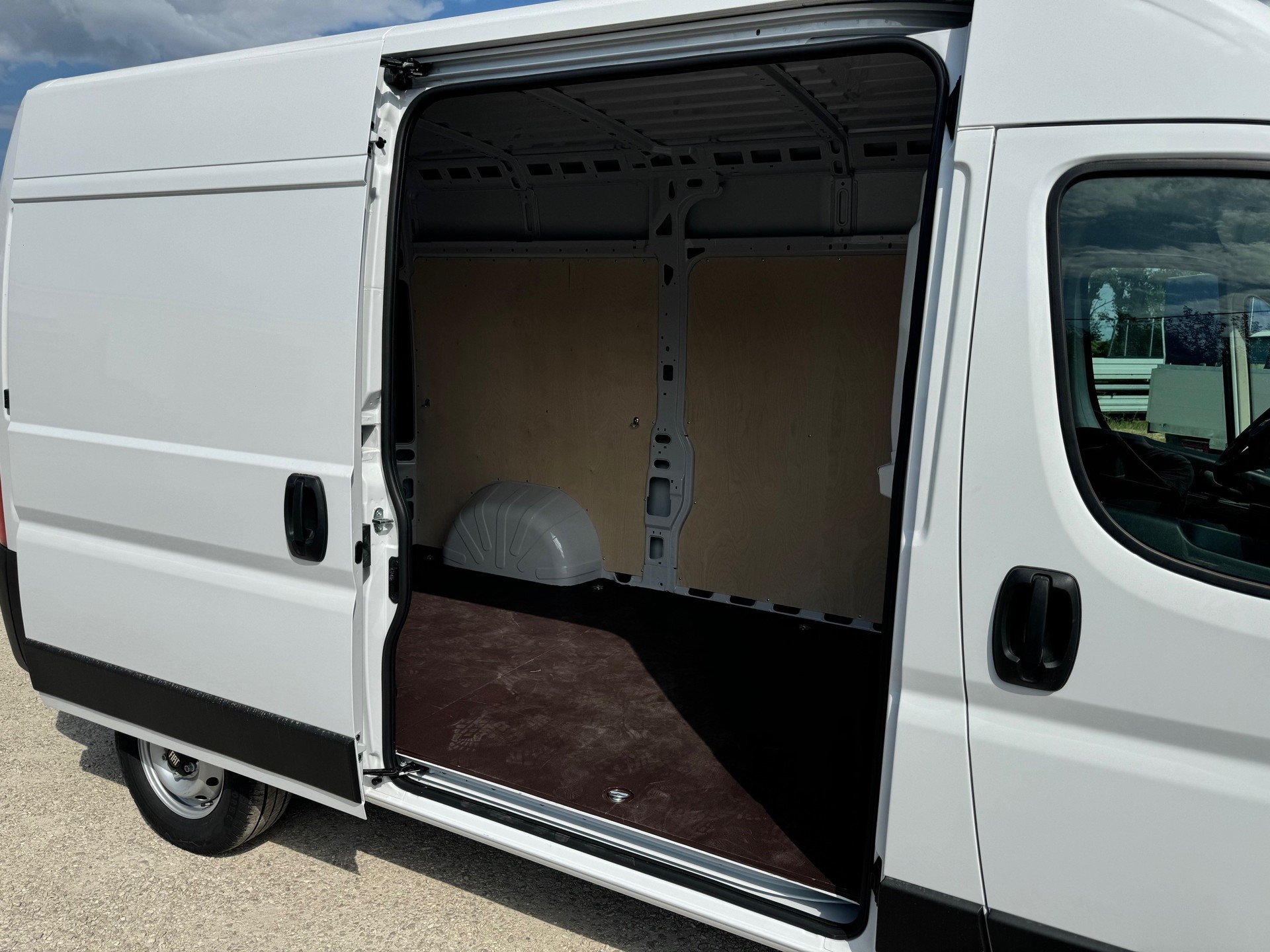 FIAT L2H2 mit Holzboden Anhängerkupplung, Rückfahrkamera u.s.w-image-8