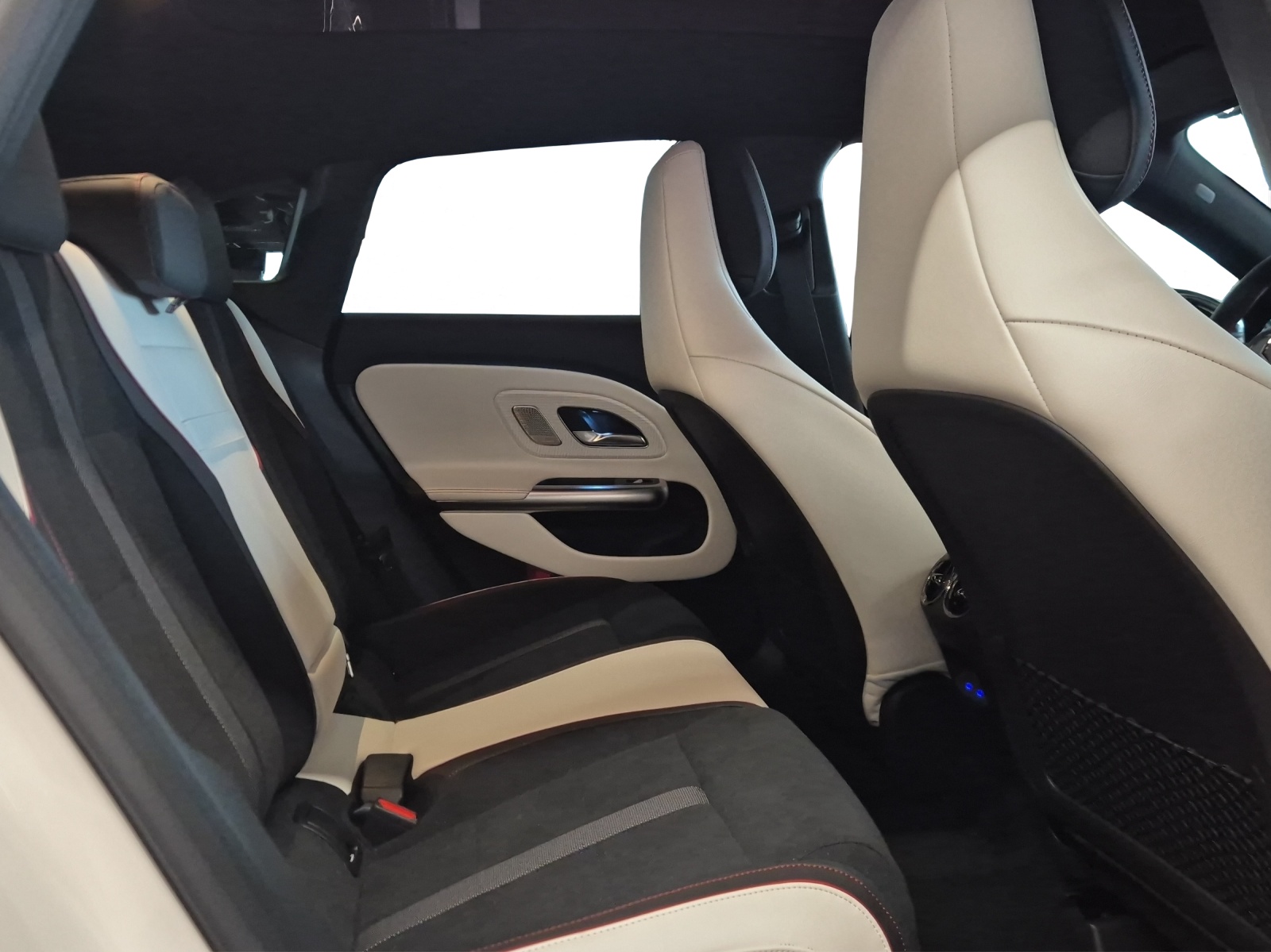 MERCEDES-BENZ CLA 220 4Matic AMG Line Shooting Brake-image-12