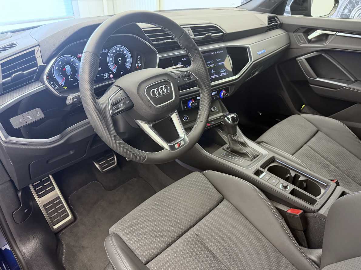 AUDI Q3 45 TFSI S line quattro S-tronic-image-2