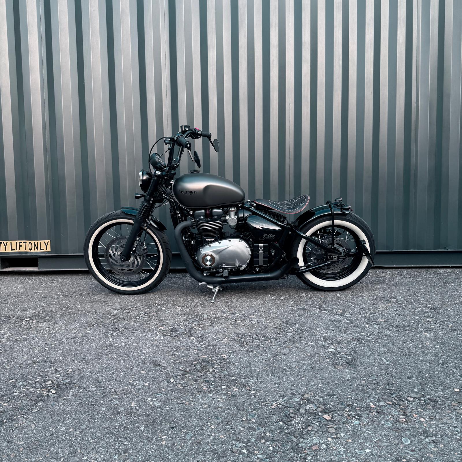 TRIUMPH Bonneville 1200 Bobber Black ABS-showroom-element-1