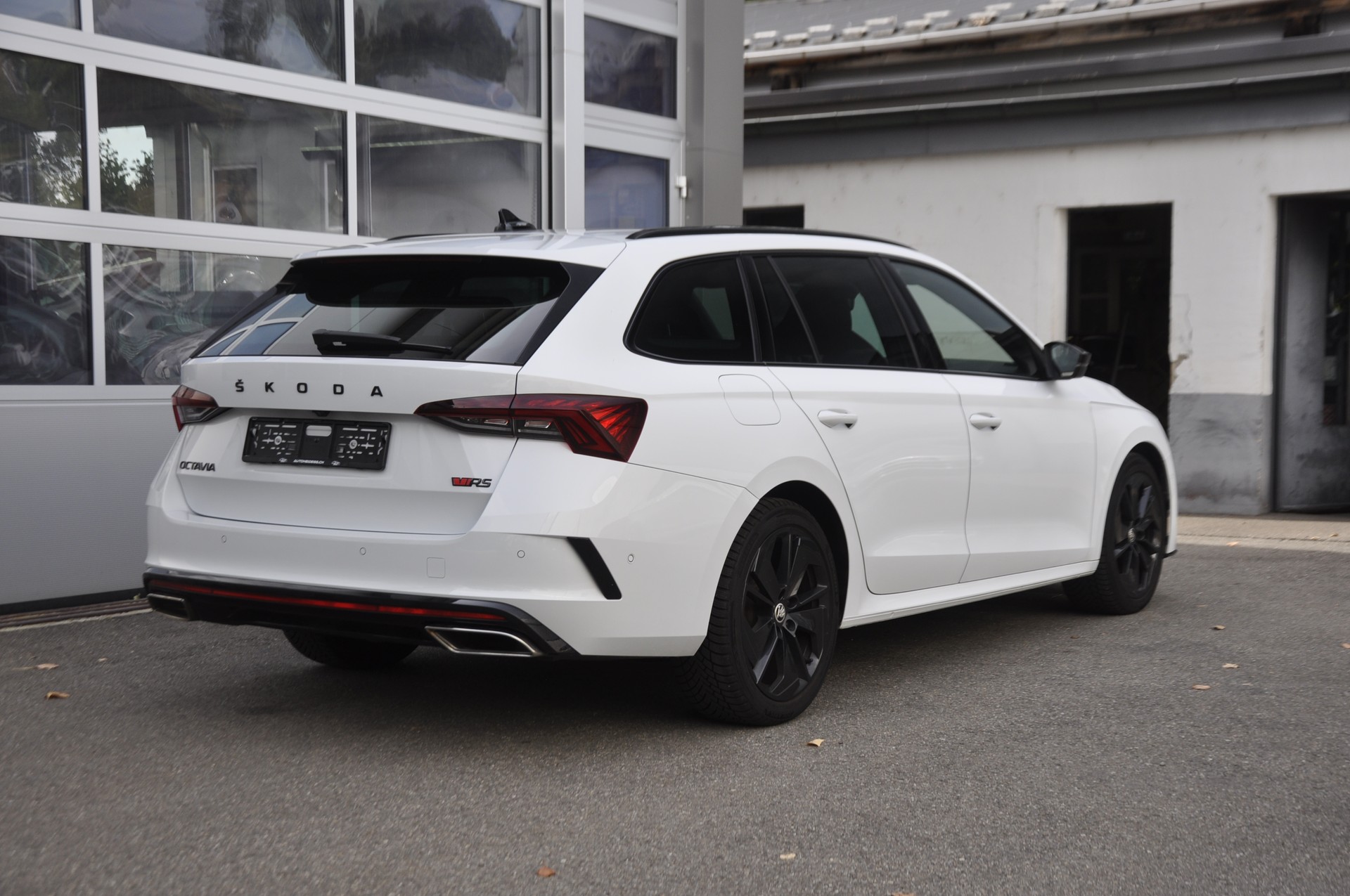 SKODA Octavia Combi 2.0 TDI DSG RS 4x4 I Anhängerkupplung-image-2