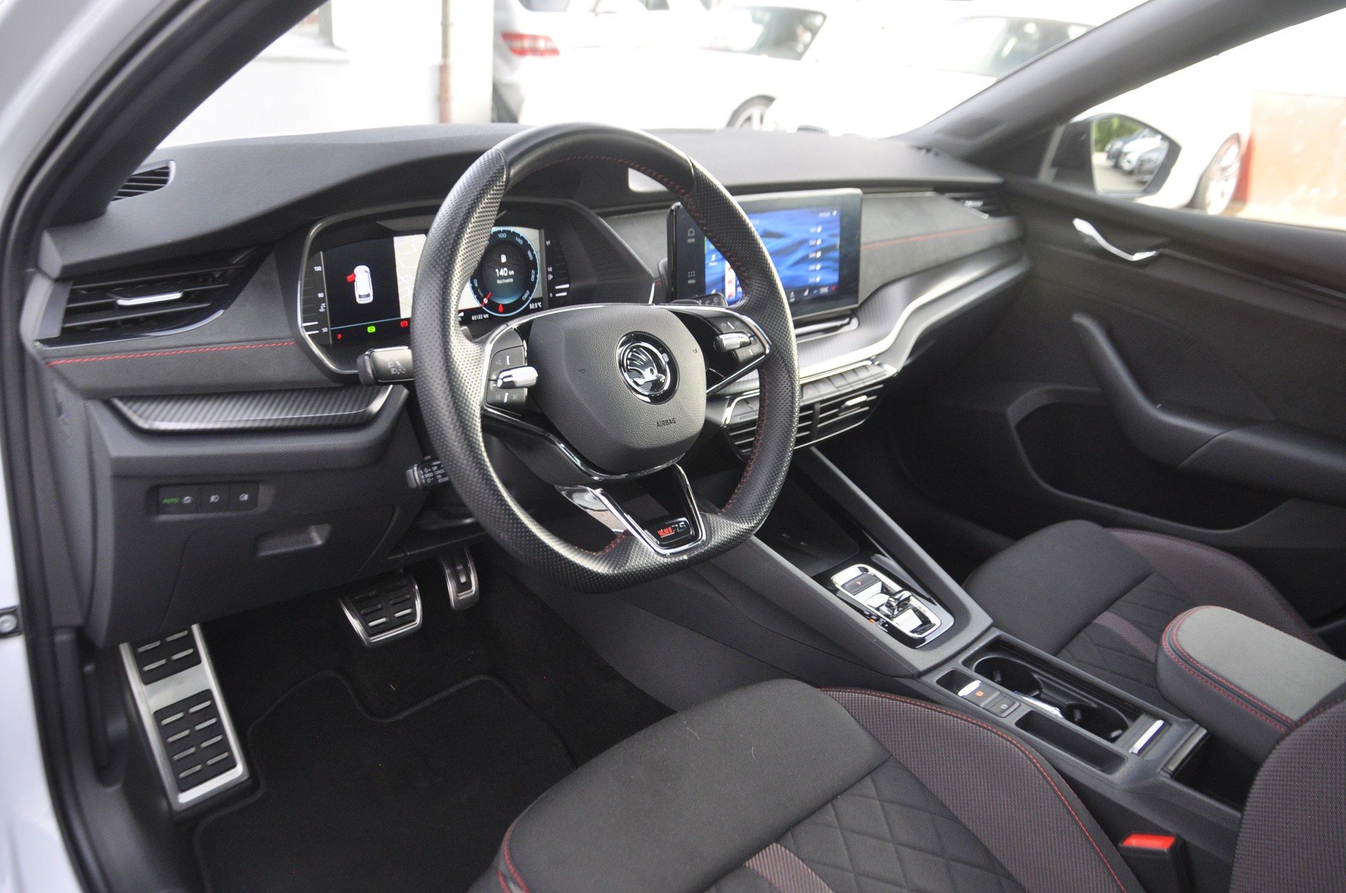 SKODA Octavia Combi 2.0 TDI DSG RS 4x4 I Anhängerkupplung-image-5