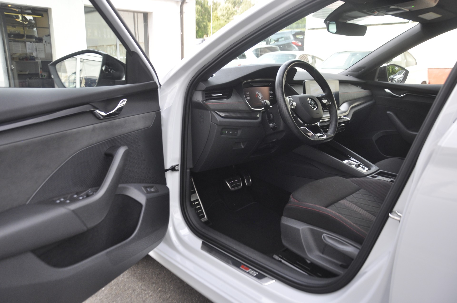 SKODA Octavia Combi 2.0 TDI DSG RS 4x4 I Anhängerkupplung-image-3
