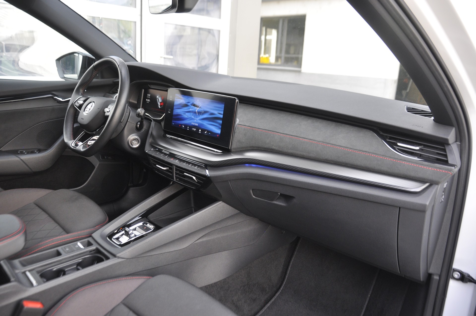 SKODA Octavia Combi 2.0 TDI DSG RS 4x4 I Anhängerkupplung-image-7