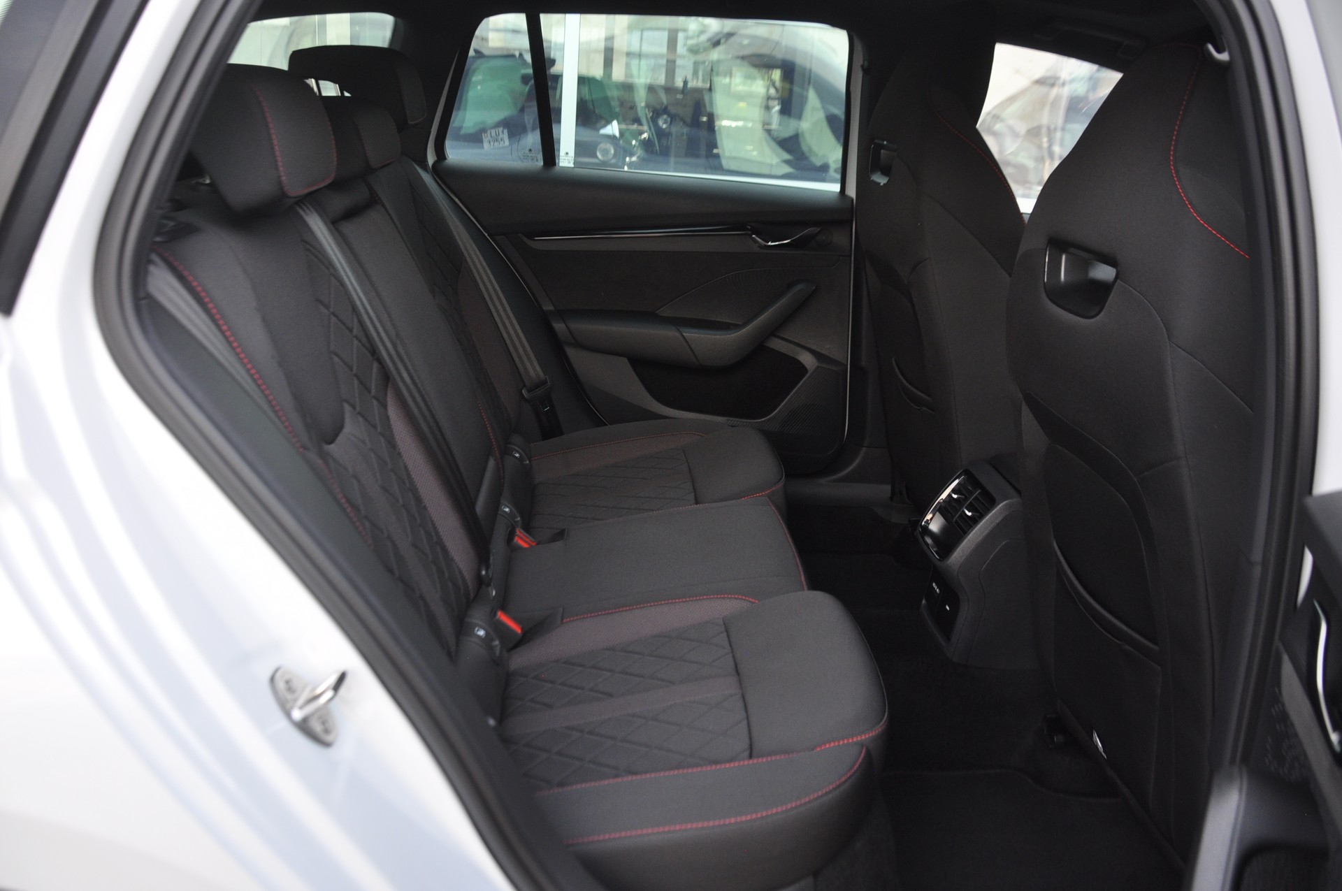SKODA Octavia Combi 2.0 TDI DSG RS 4x4 I Anhängerkupplung-image-8