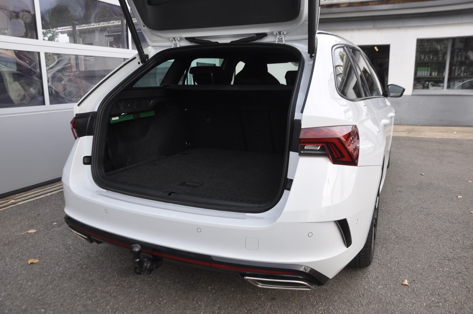 SKODA Octavia Combi 2.0 TDI DSG RS 4x4 I Anhängerkupplung-image-14