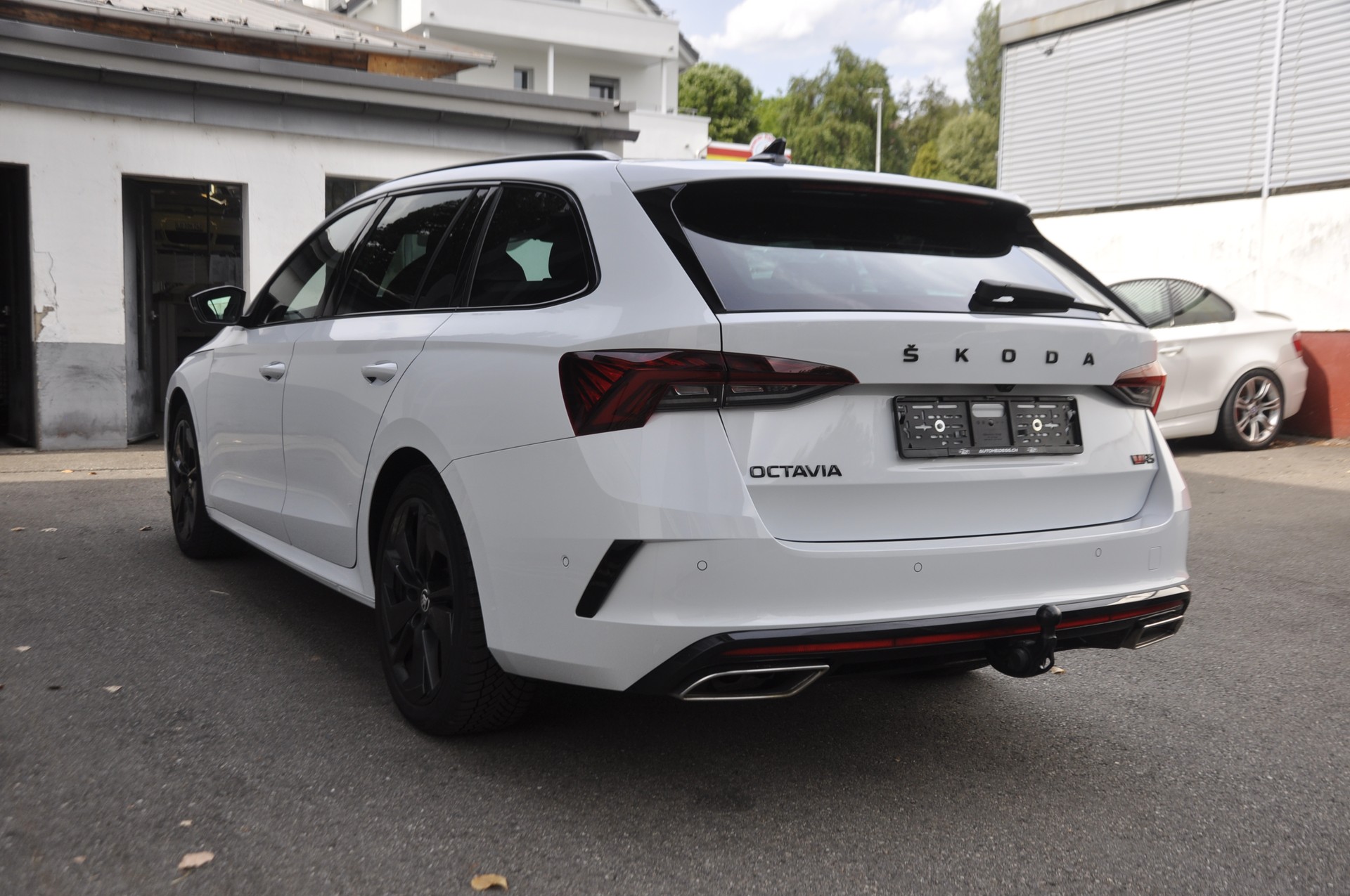 SKODA Octavia Combi 2.0 TDI DSG RS 4x4 I Anhängerkupplung-image-15