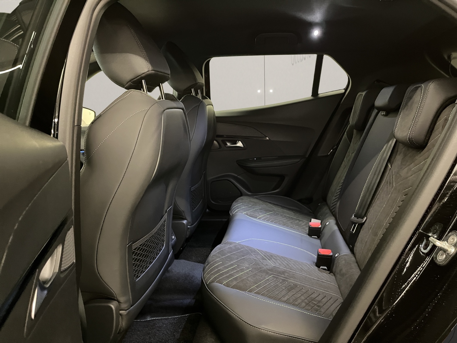 PEUGEOT 2008 1.2 Hybrid 145 GT-image-11