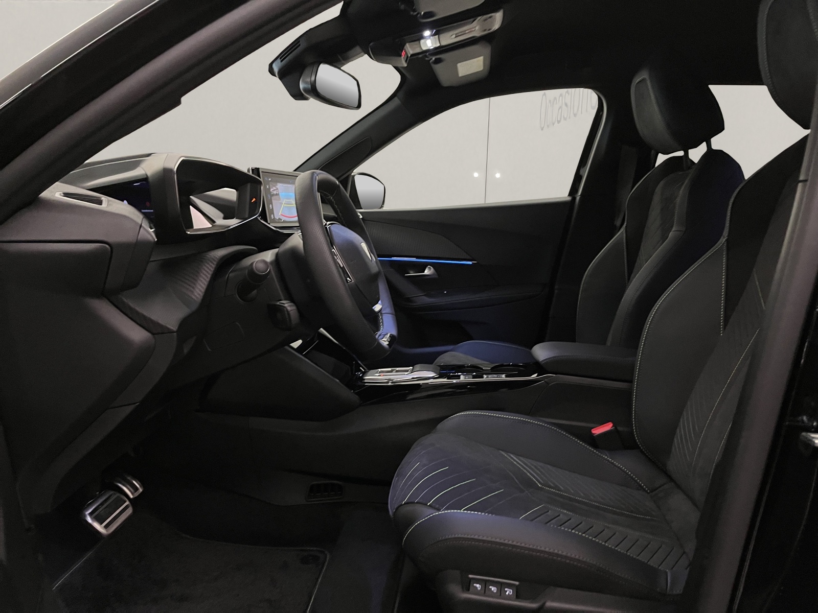 PEUGEOT 2008 1.2 Hybrid 145 GT-image-4
