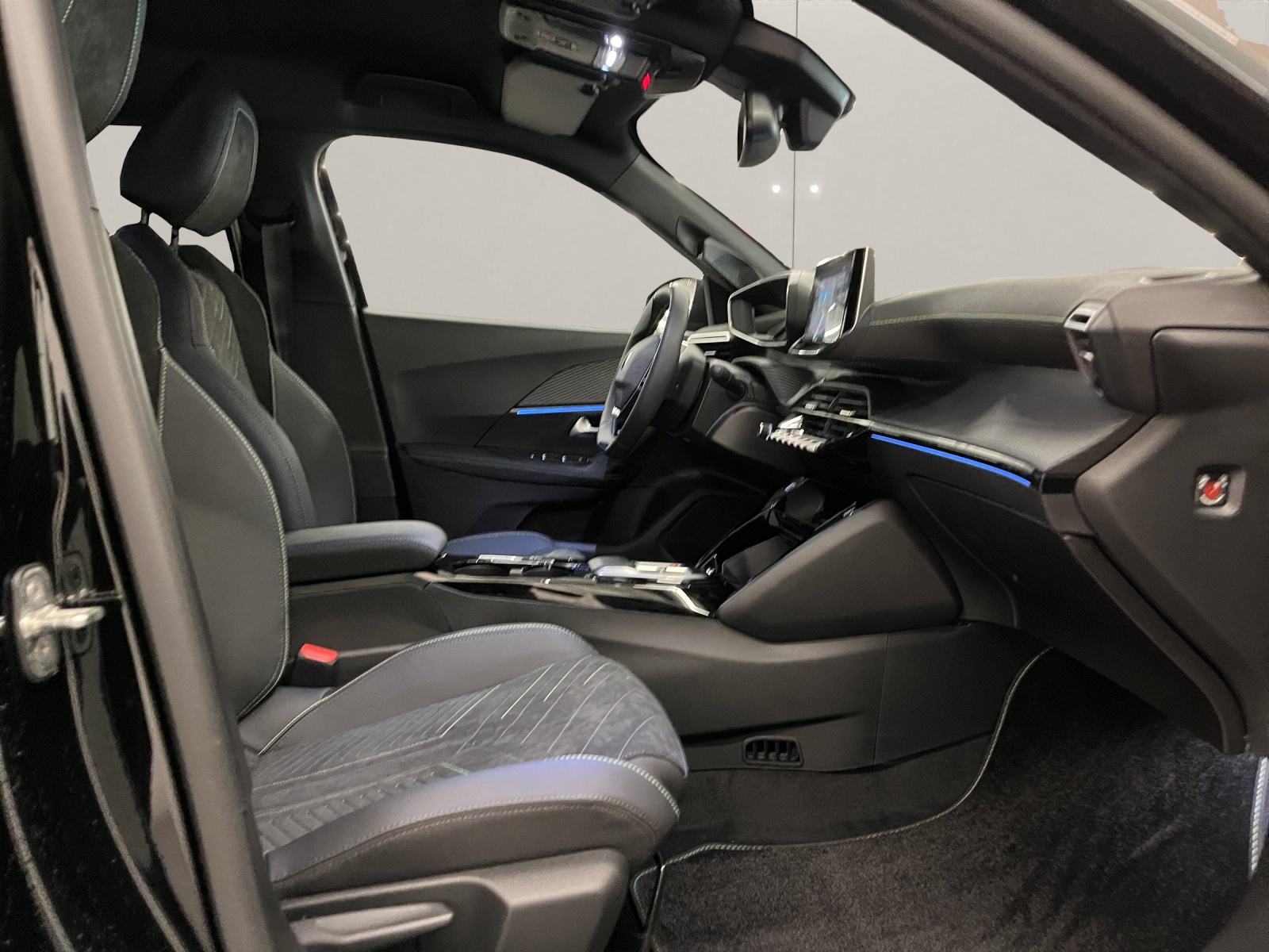 PEUGEOT 2008 1.2 Hybrid 145 GT-image-10