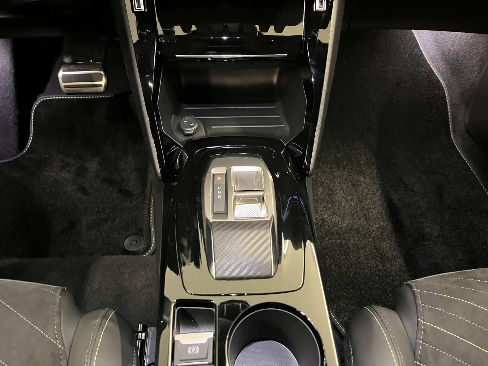 PEUGEOT 2008 1.2 Hybrid 145 GT-image-9