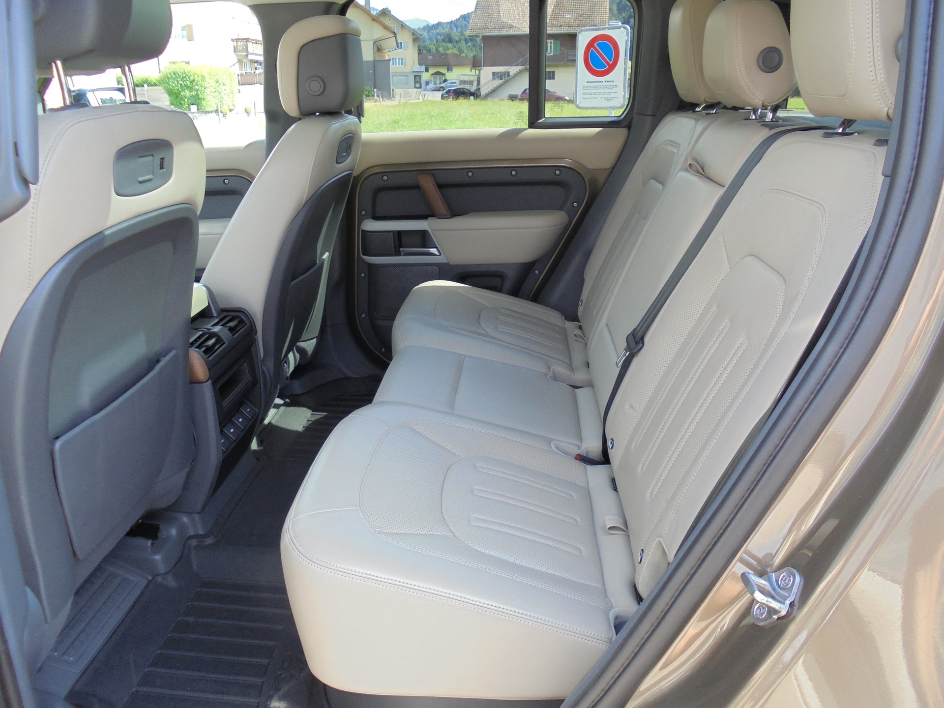 LAND ROVER Defender 110 P400 I6 HSE 3.0 AT8-image-8