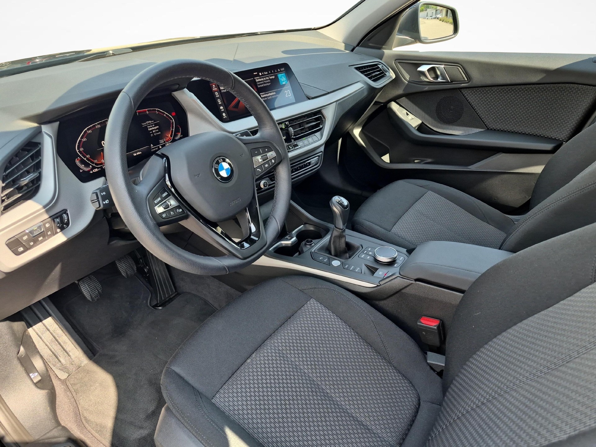 BMW 118i-image-12