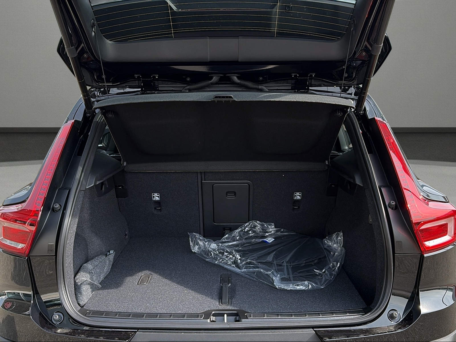 VOLVO XC40 B3 Benzin Mild Hybrid Plus Dark DCT-image-8