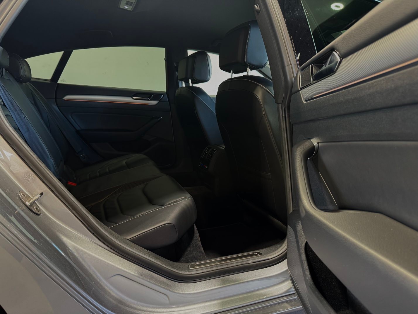 VW Arteon 2.0 TDI 190 R-Line DSG 4m-image-4