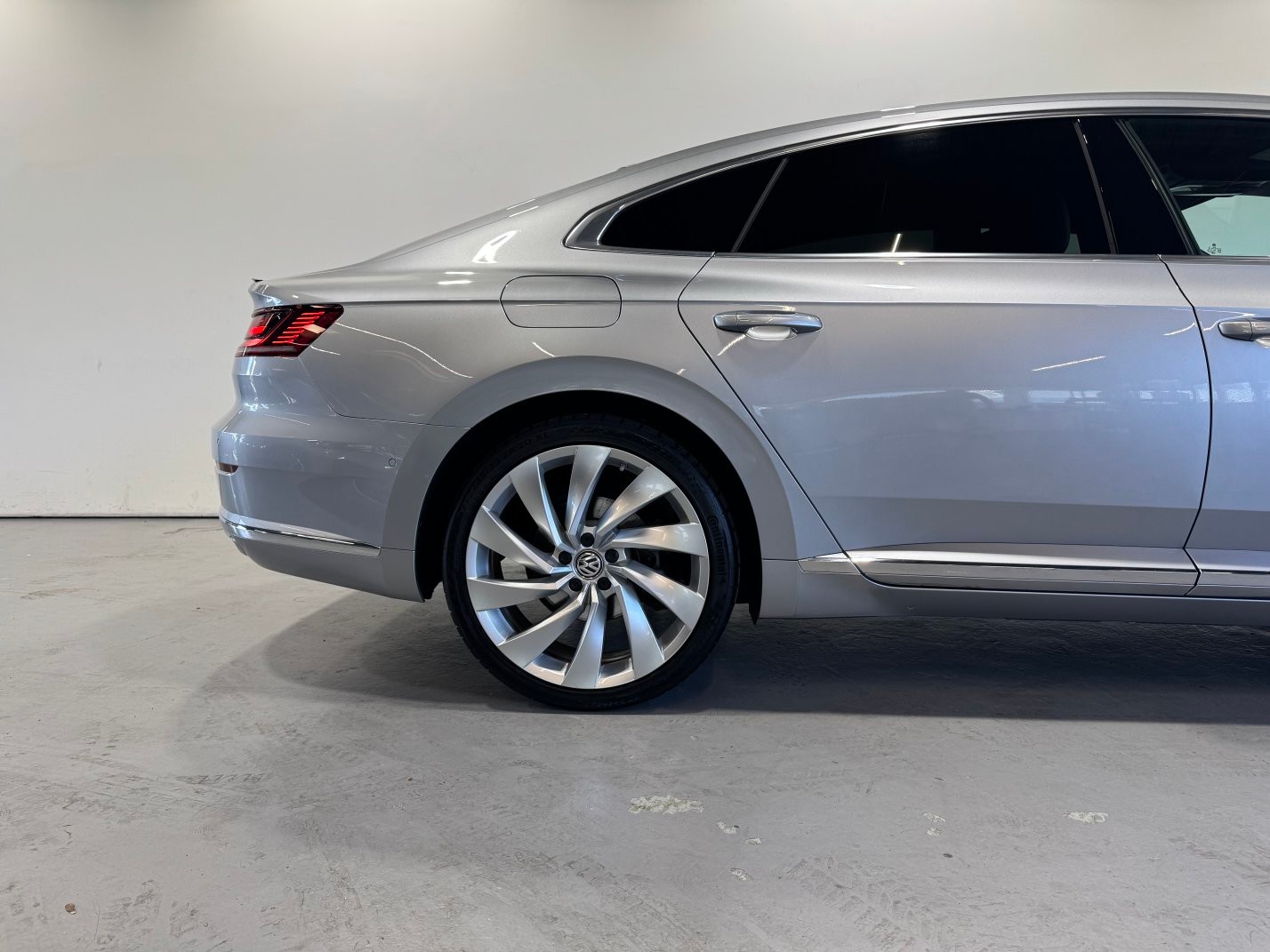 VW Arteon 2.0 TDI 190 R-Line DSG 4m-image-2