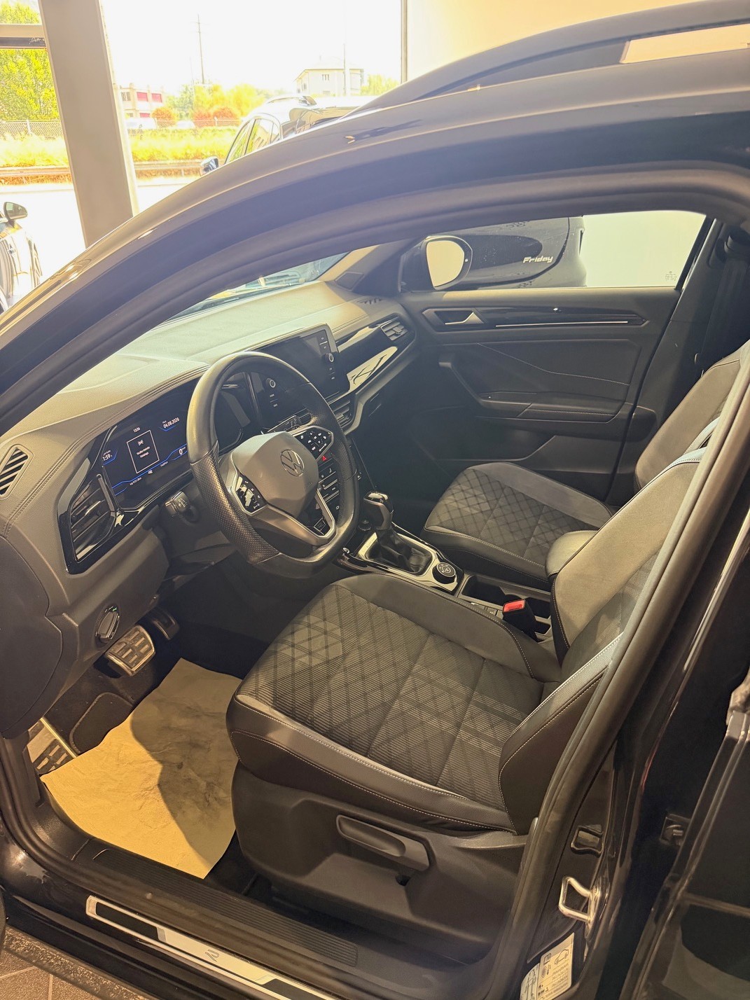 VW T-Roc 2.0 TSI R-Line DSG 4Motion-image-5