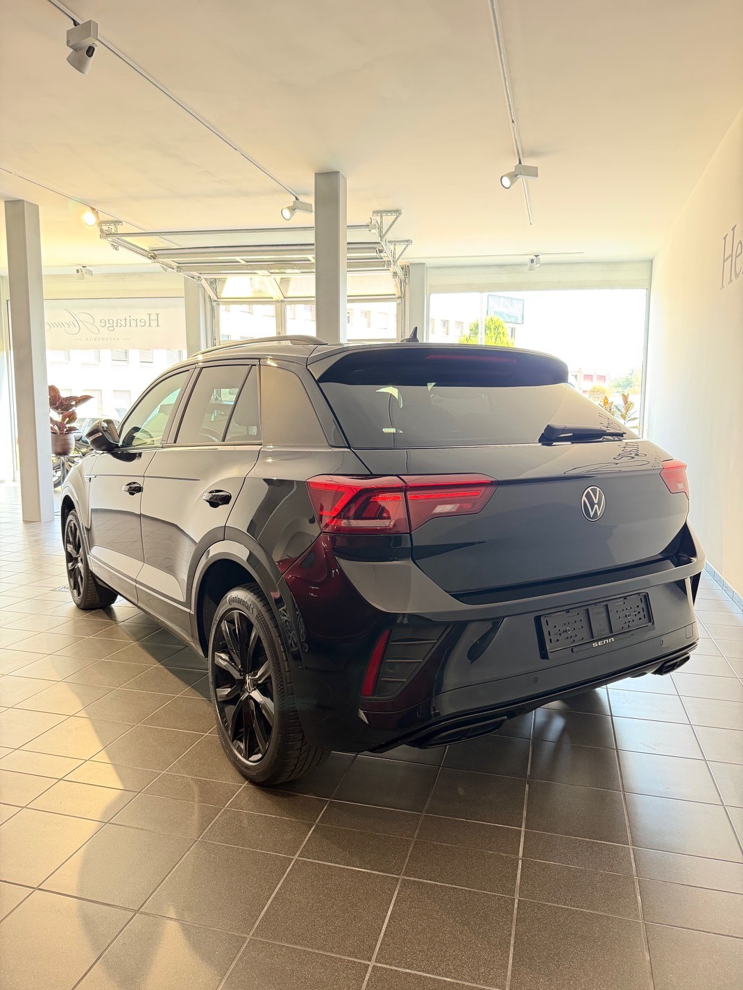 VW T-Roc 2.0 TSI R-Line DSG 4Motion-image-2