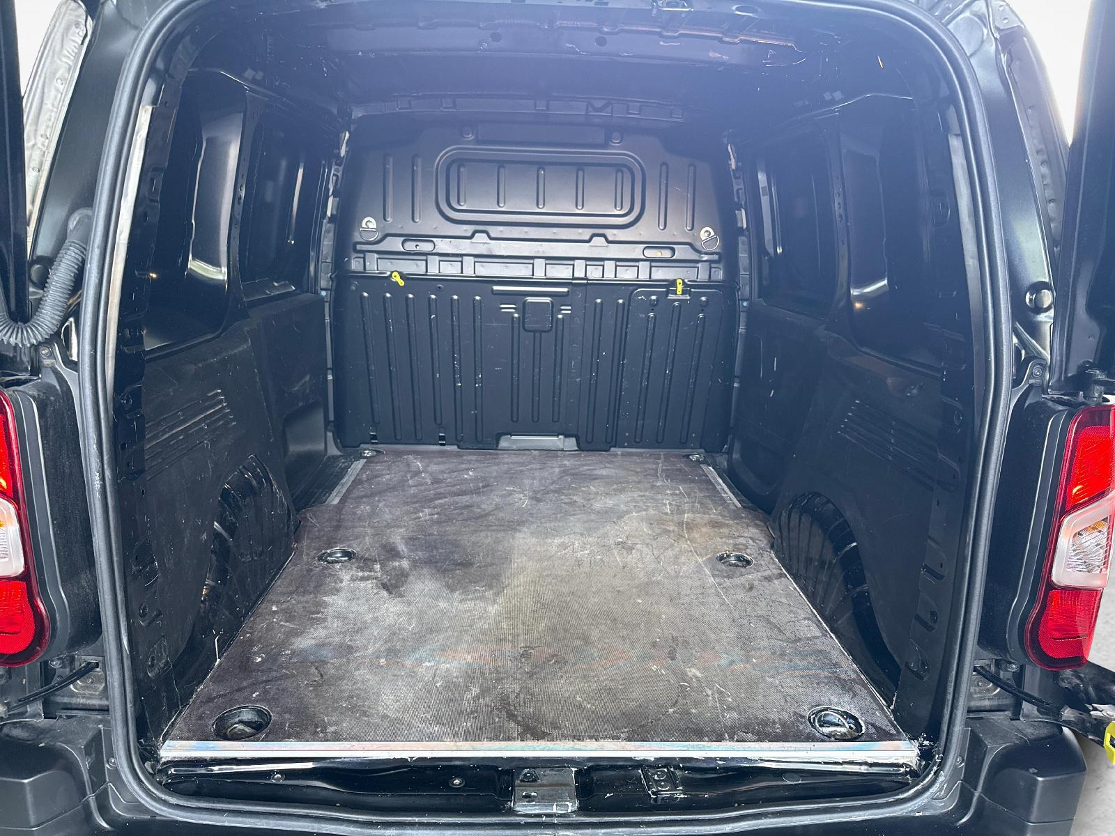 TOYOTA PROACE CITY Van L1 1.2 Advanced-image-16