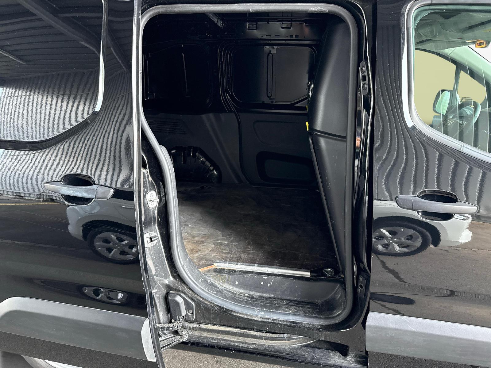 TOYOTA PROACE CITY Van L1 1.2 Advanced-image-18