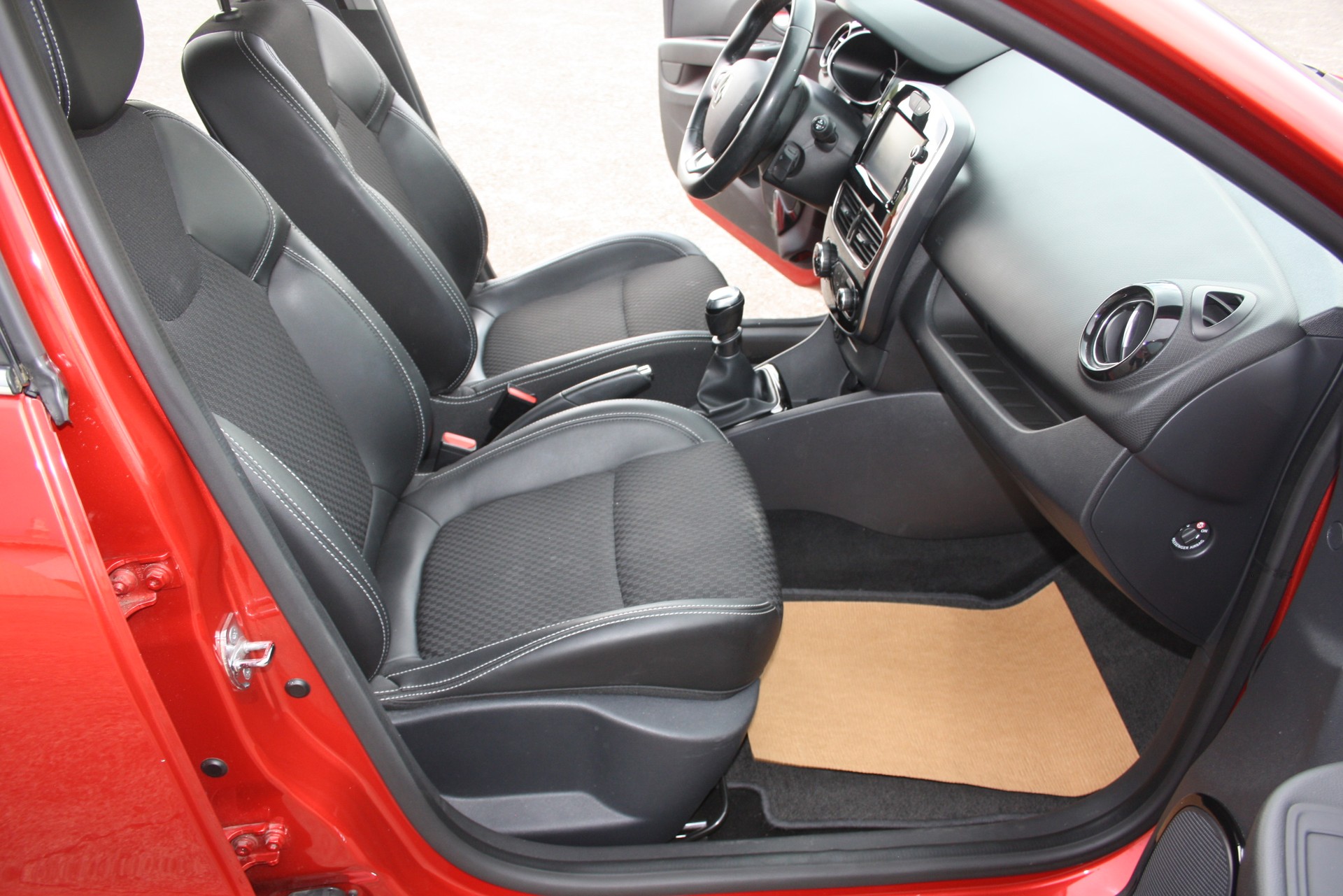 RENAULT Clio 1.2 16V T Intens-image-11