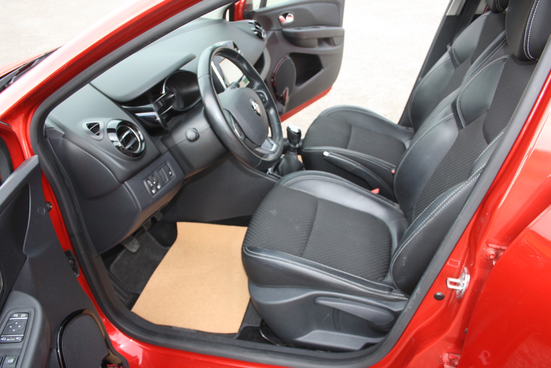 RENAULT Clio 1.2 16V T Intens-image-8