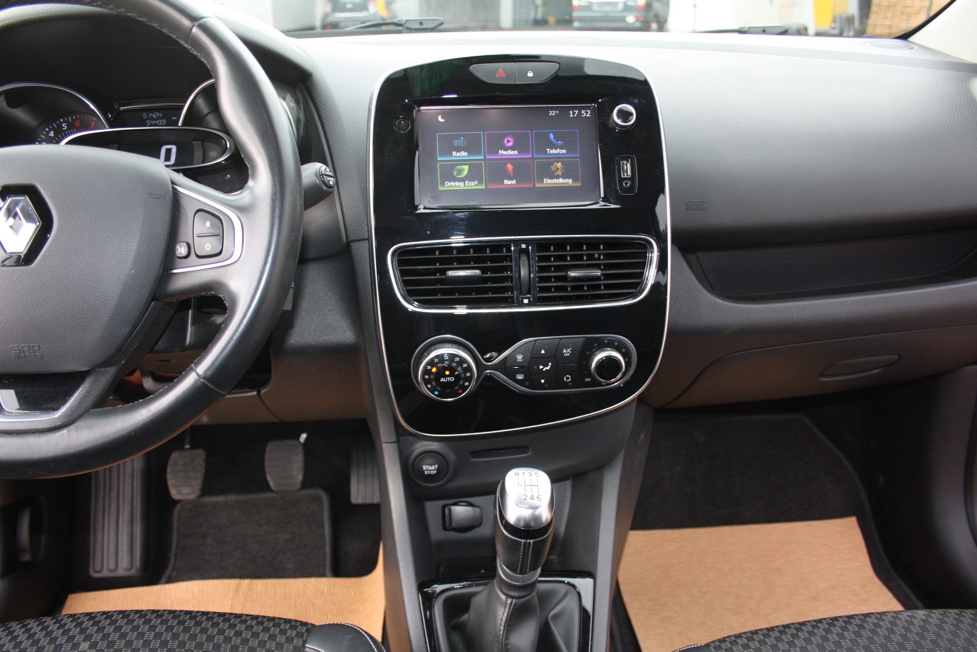 RENAULT Clio 1.2 16V T Intens-image-10