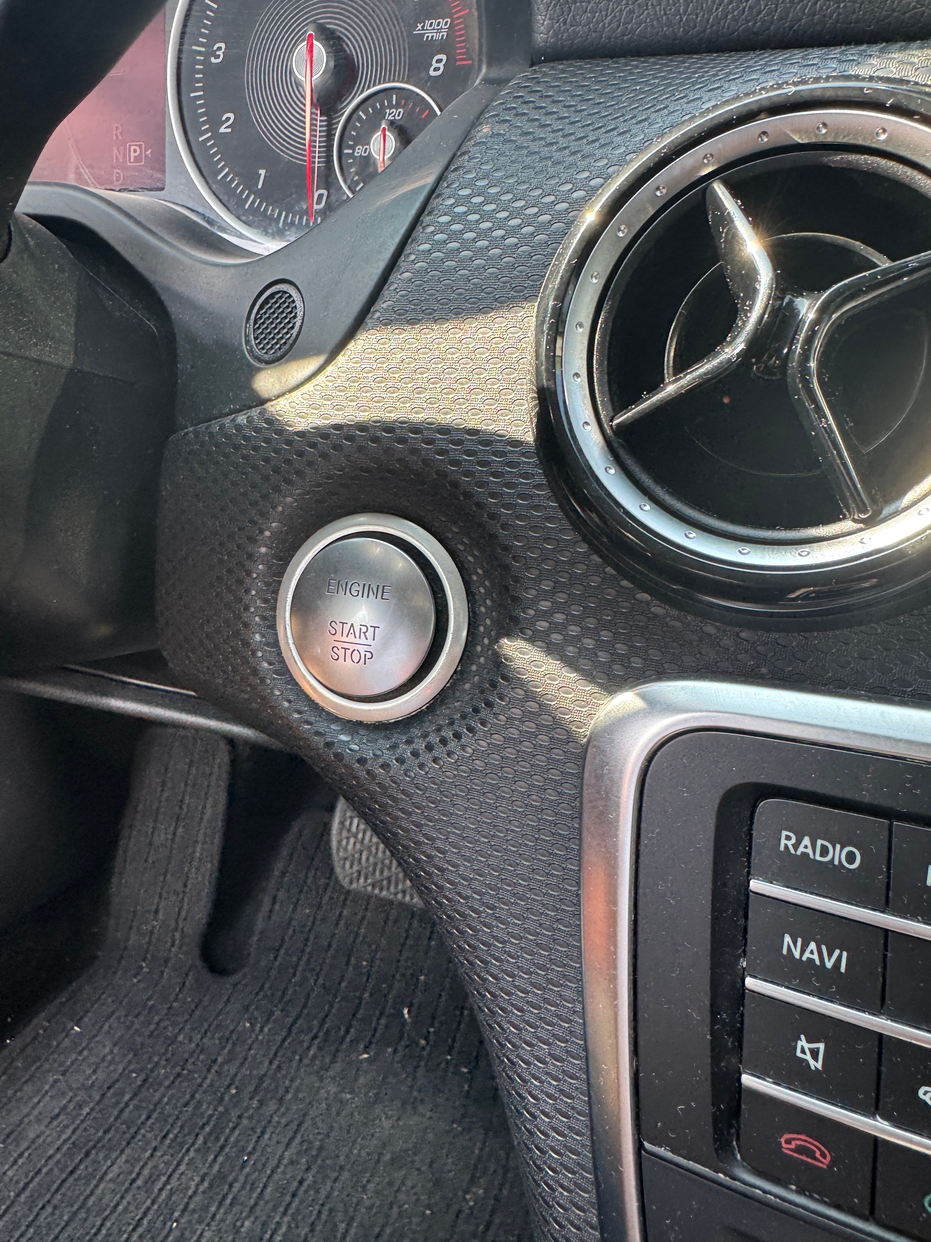 MERCEDES-BENZ A 220 4Matic 7G-DCT-image-12
