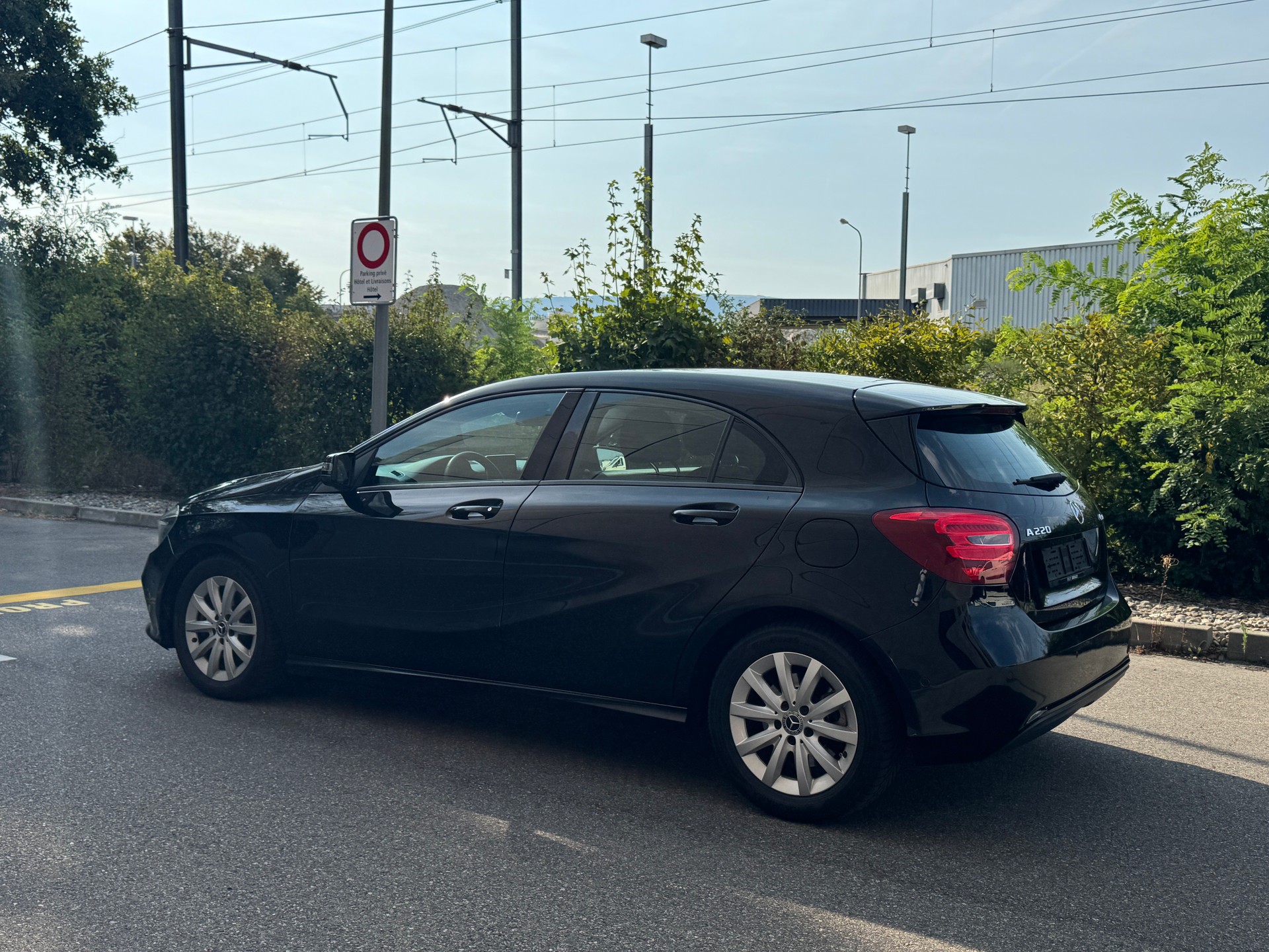 MERCEDES-BENZ A 220 4Matic 7G-DCT-image-4