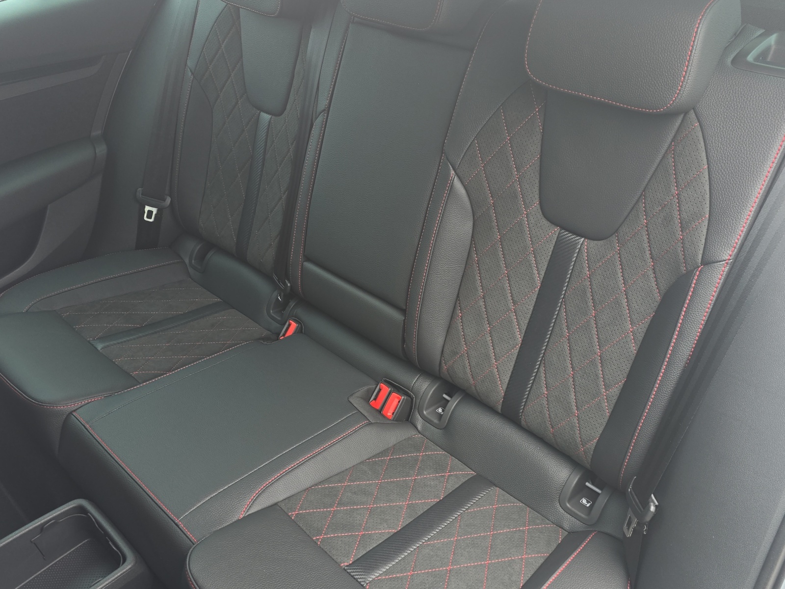SKODA Octavia Combi 2.0 TSI DSG RS 30 Years Edition-image-11