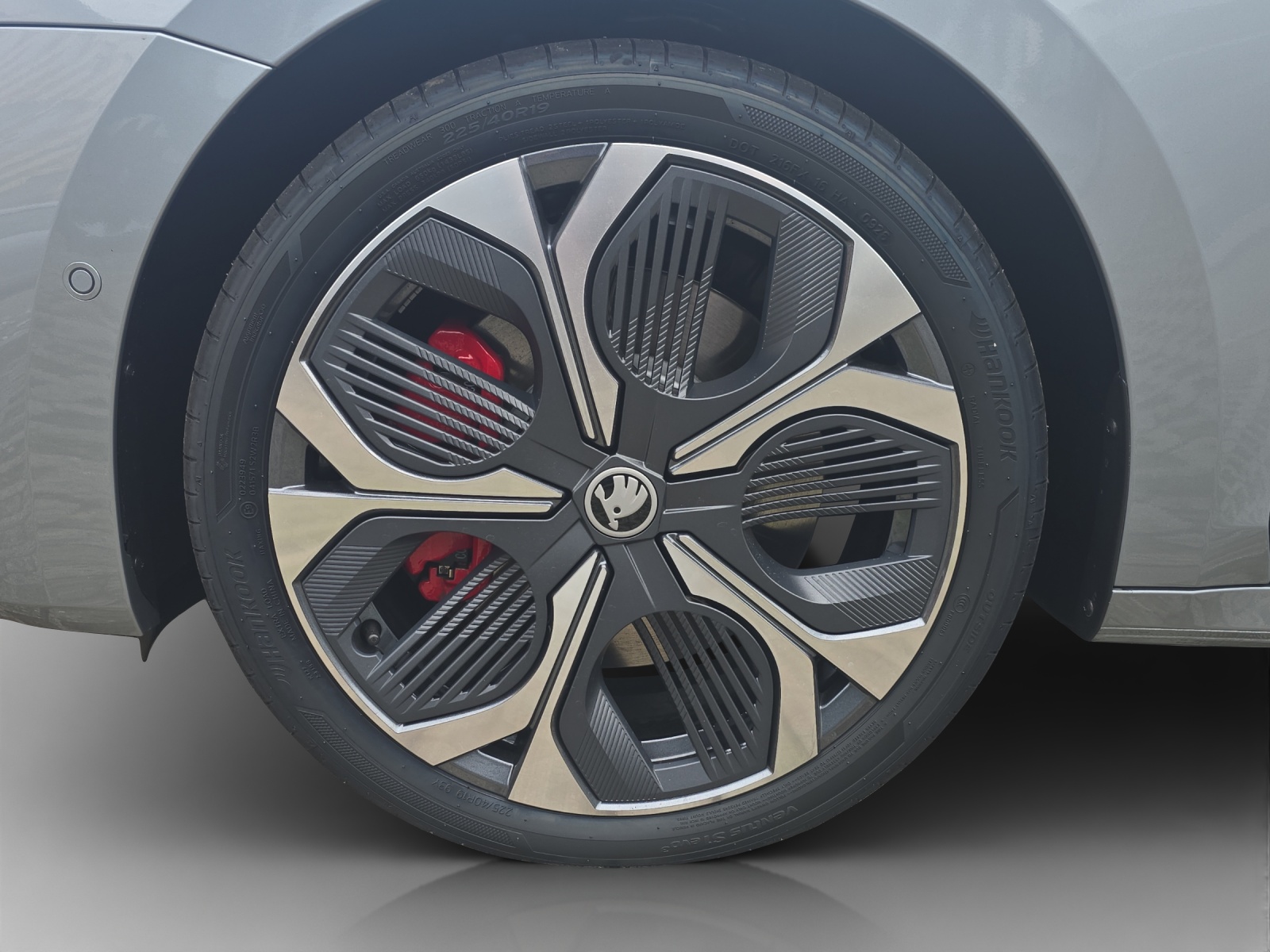 SKODA Octavia Combi 2.0 TSI DSG RS 30 Years Edition-image-14