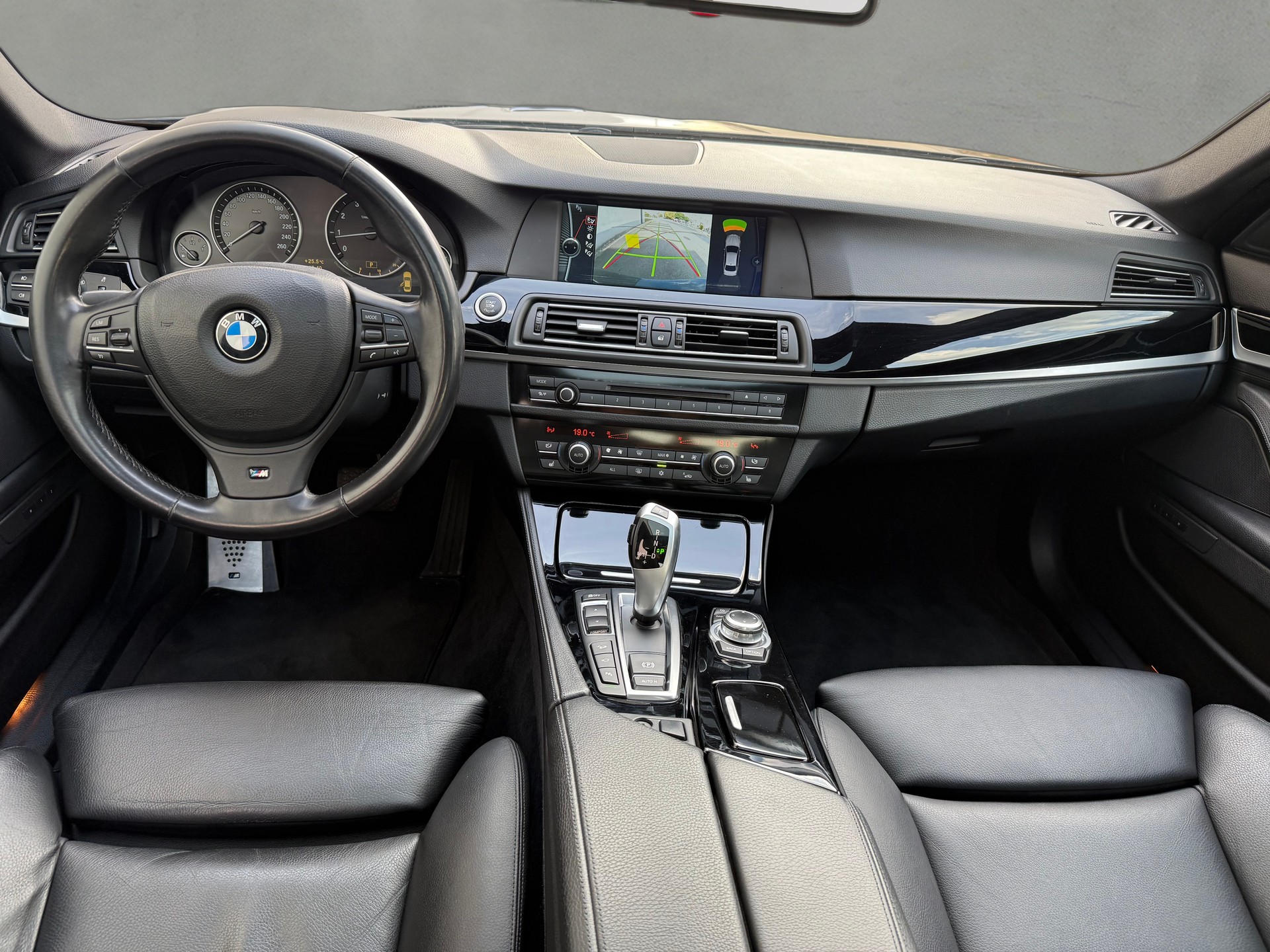 BMW 550i xDrive Steptronic-image-9